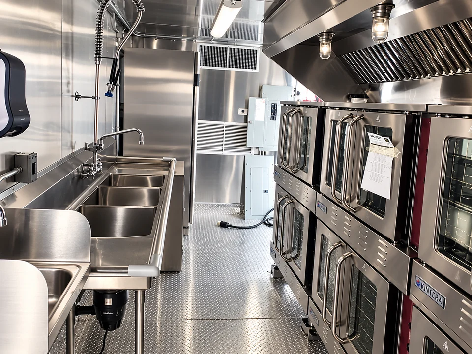 Sinks and ovens inside the bulk-combination kitchen